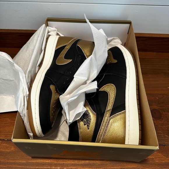 Men’s Jordan 1 Retro High OG Black And Gold Sneaker Shoe DZ5485-071 Size 9.5 NWB main image 4